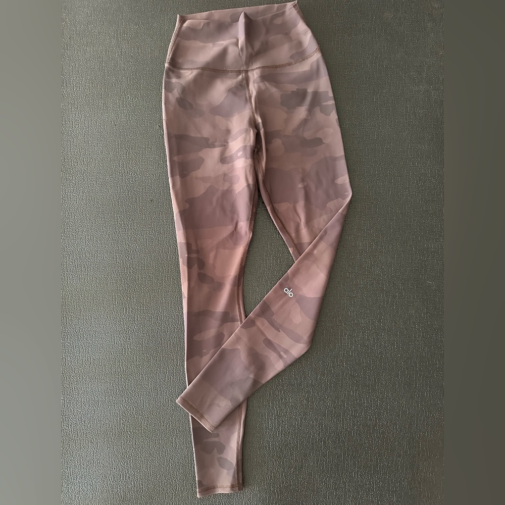 Alo Yoga High Waist camo vapor legging eggplant maroon